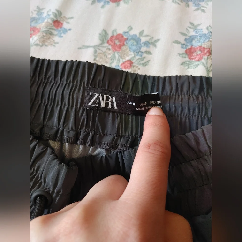 Zara Grey/Holographic Cargo Track Pants with Tapered Fit - Picture 4 of 7